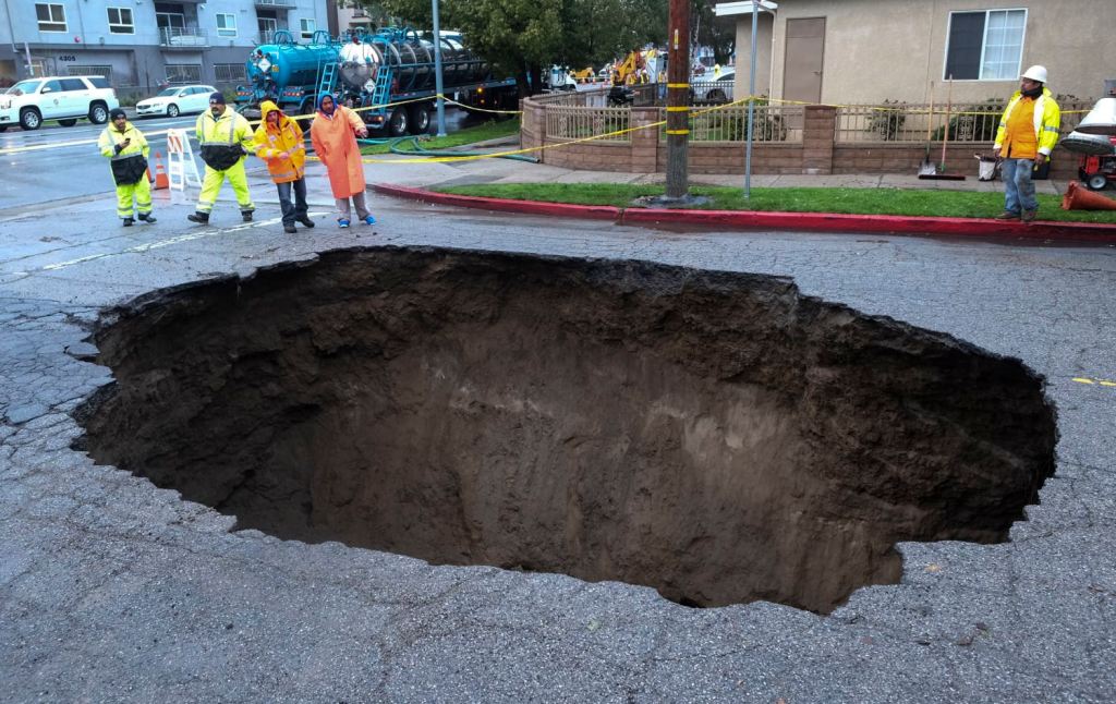 Massive Harlem Sinkhole Causes Traffic&nbsp;Gridlock